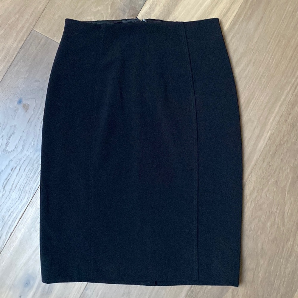 WHBM essential pencil skirt. NWT sz 2. Invisible zipper back. kick pleat back.